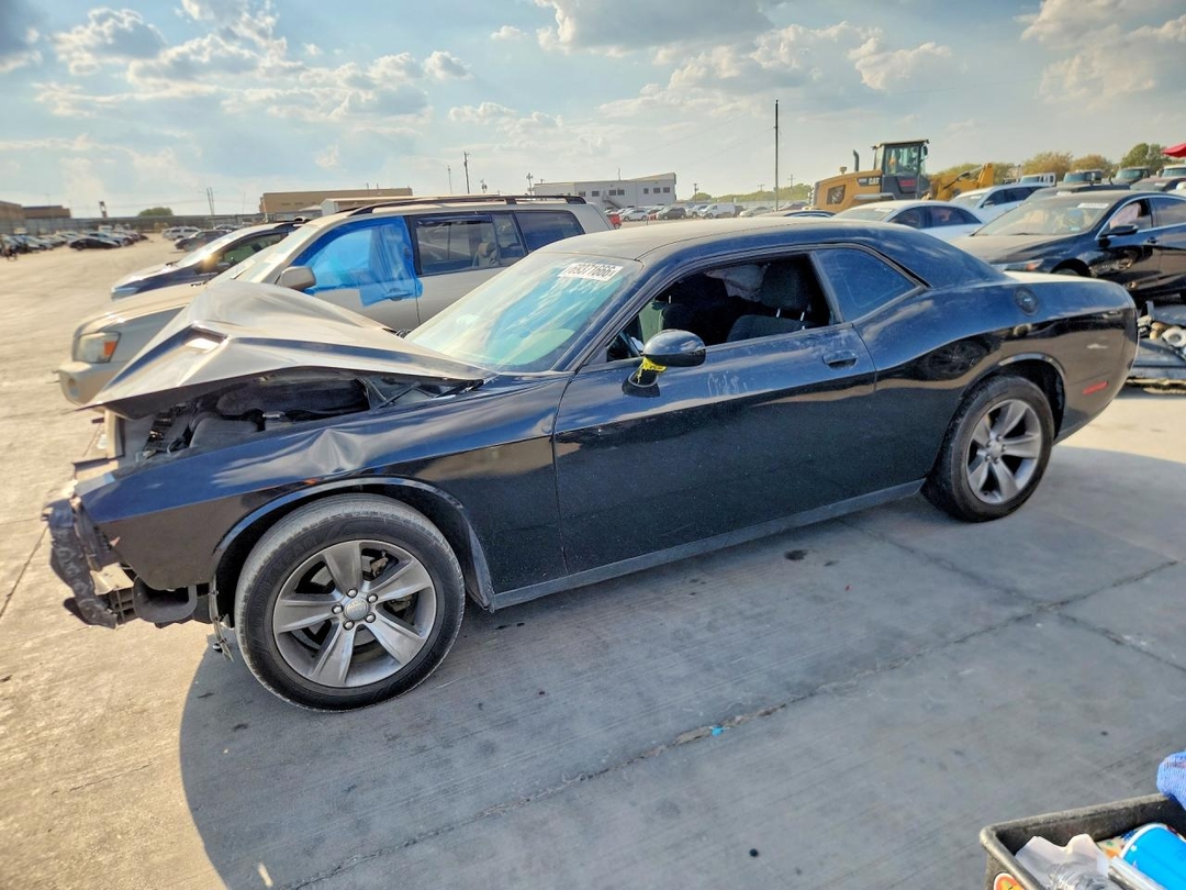 Vue de 2016 DODGE CHALLENGER SXT, angle 1