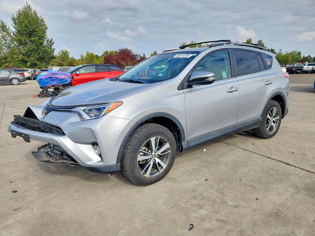 Вид 2018 TOYOTA RAV4 XLE, угол 1