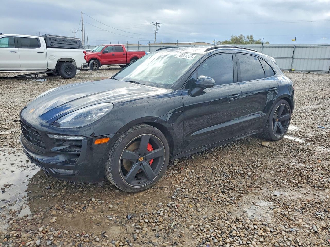 Vue de 2017 PORSCHE MACAN GTS, angle 1
