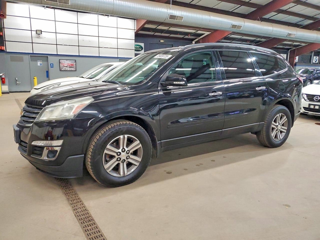 Вид 2017 CHEVROLET TRAVERSE LT, угол 1