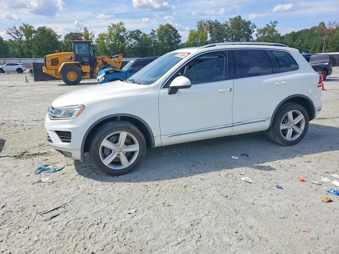Vue de 2015 VOLKSWAGEN TOUAREG HYBRID, angle 1