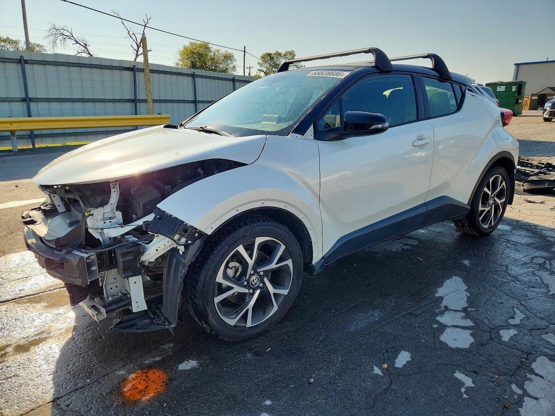 Вид 2020 TOYOTA C-HR XLE, угол 1