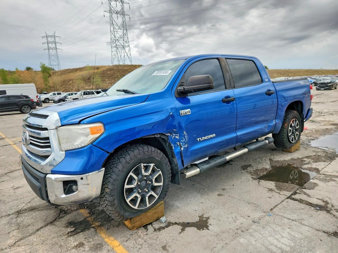 Vue de 2016 TOYOTA TUNDRA SR5, angle 1