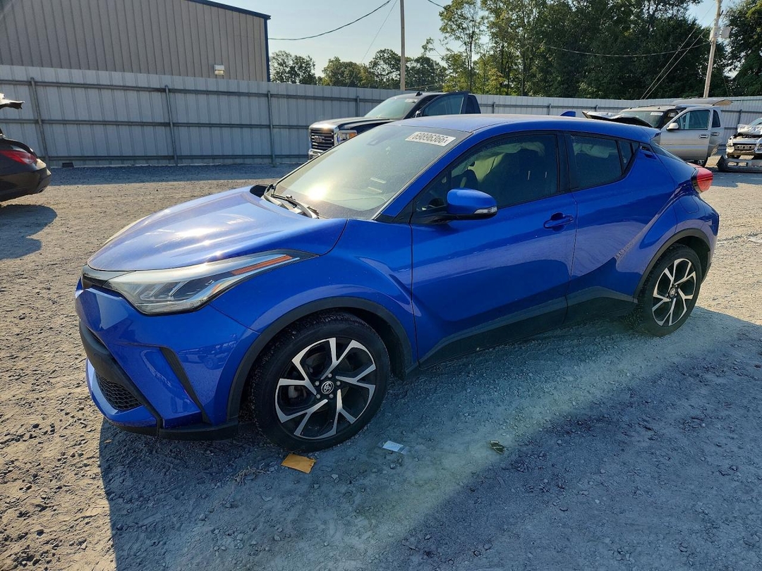 Vista de 2020 TOYOTA C-HR XLE, ángulo 1