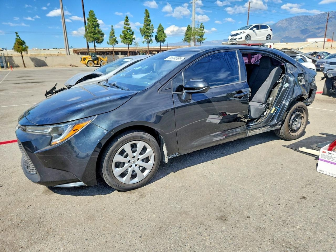 Vue de 2022 TOYOTA COROLLA LE, angle 1