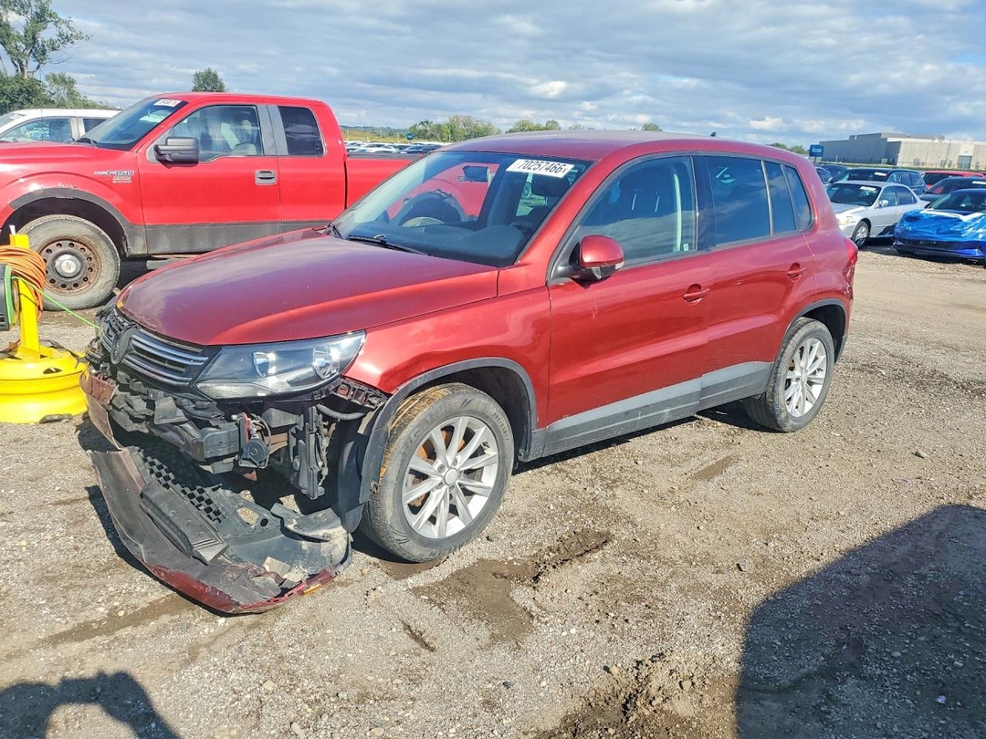 Vue de 2014 VOLKSWAGEN TIGUAN S, angle 1