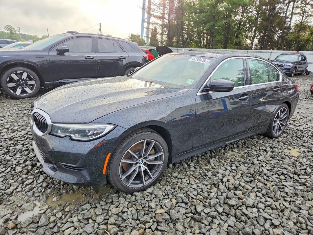 Vista de 2021 BMW 330XI, ángulo 1