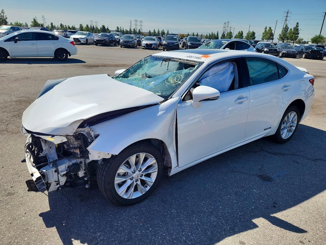Vista de 2013 LEXUS ES 300H, ángulo 1