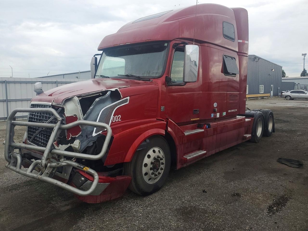 Vue de 2015 VOLVO VNL SEMI TRUCK, angle 1
