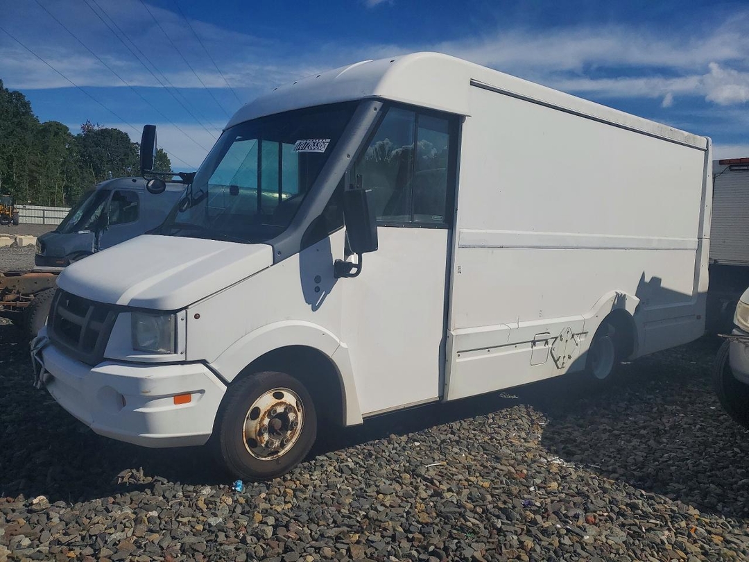 Vue de 2012 ISUZU NPR DELIVERY TRUCK, angle 1