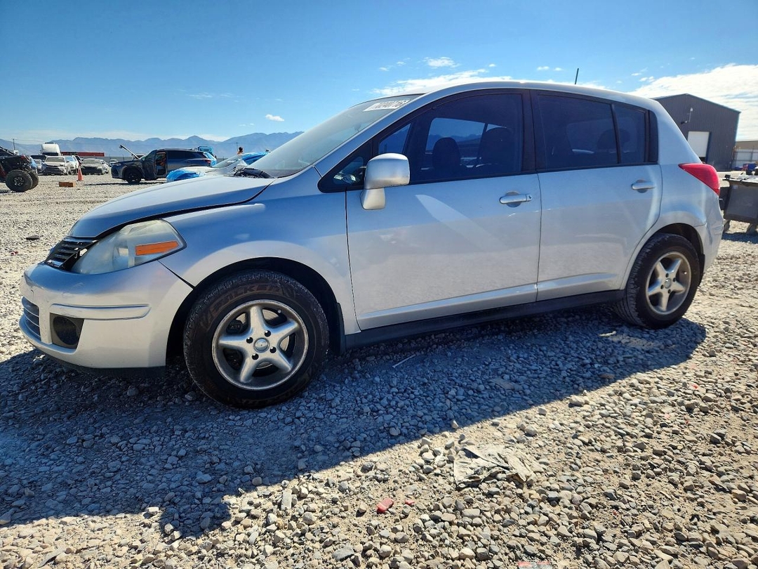 Вид 2007 NISSAN VERSA 1.8 S, угол 1