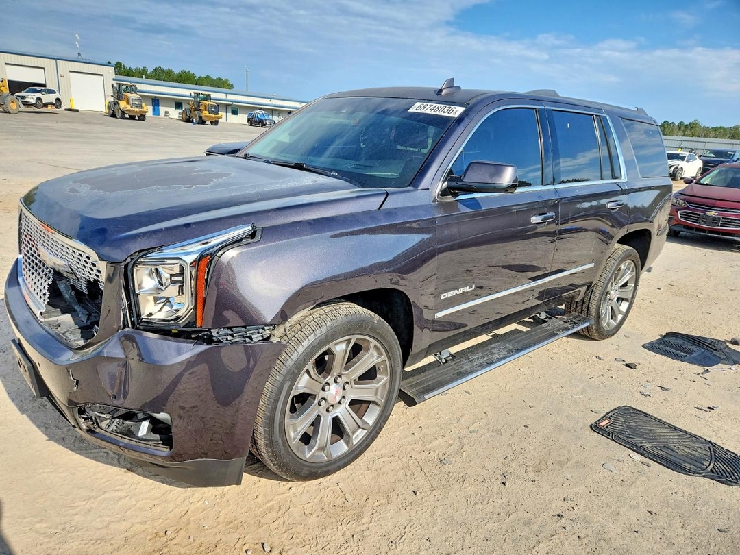 Vue de 2017 GMC YUKON DENALI, angle 1