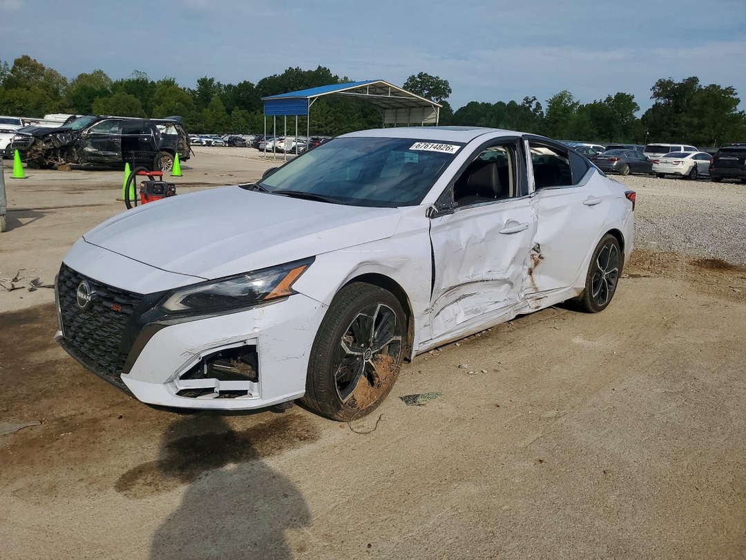 Vue de 2025 NISSAN ALTIMA SR, angle 1