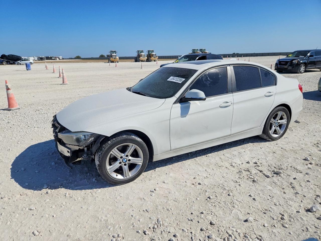 Vue de 2014 BMW 328 XI, angle 1