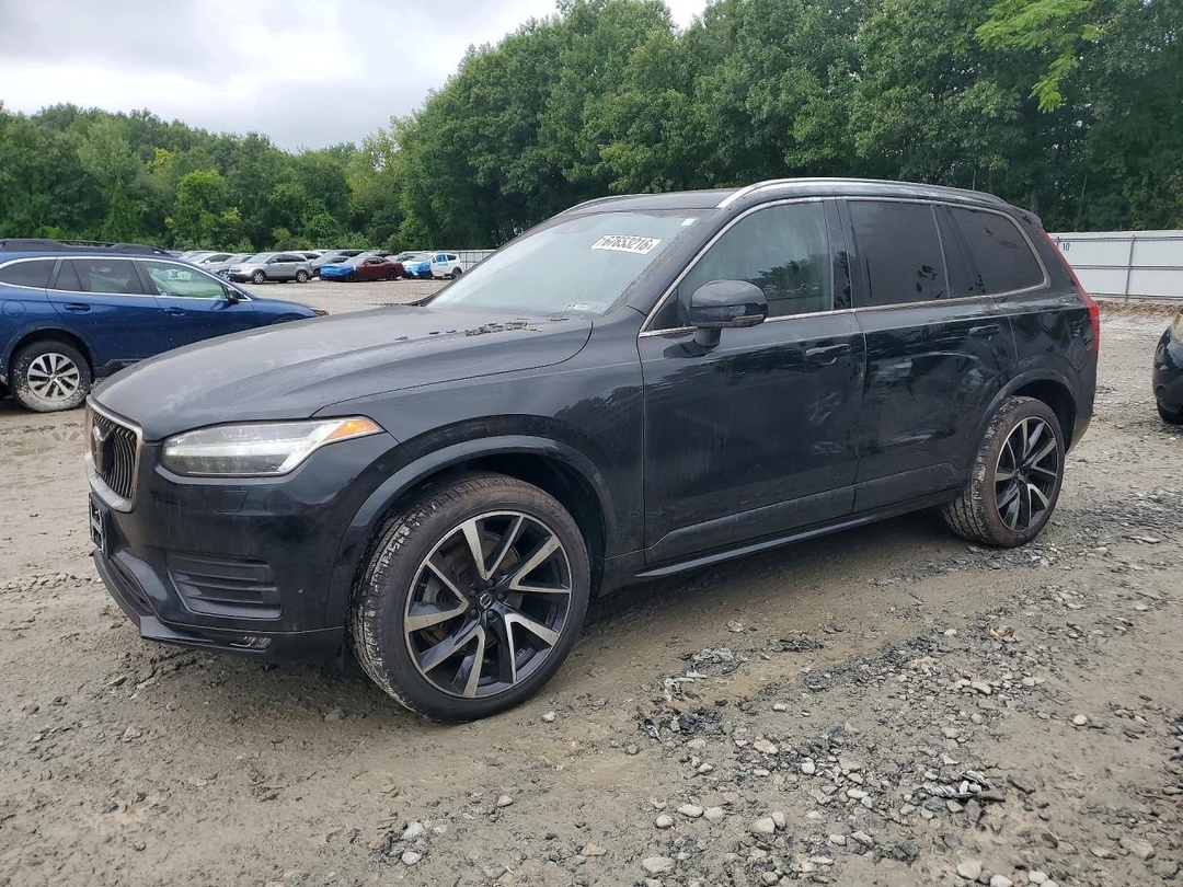Vue de 2021 VOLVO XC90 T6 MOMENTUM, angle 1