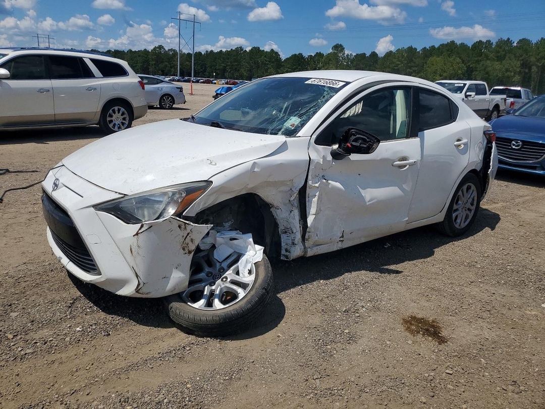 Вид 2016 SCION IA BASE, угол 1