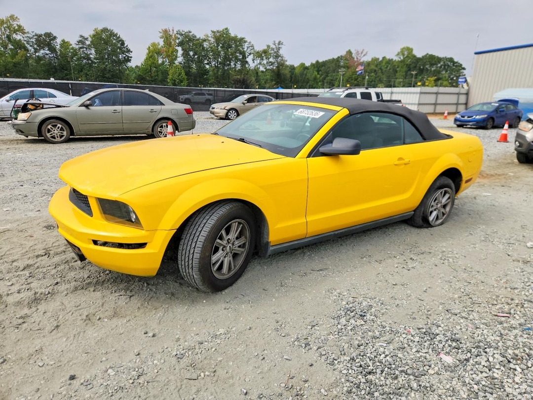 Vue de 2005 FORD MUSTANG, angle 1