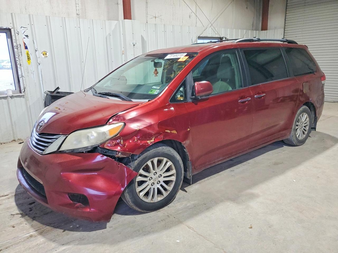 Vue de 2014 TOYOTA SIENNA XLE 8-PASSENGER, angle 1