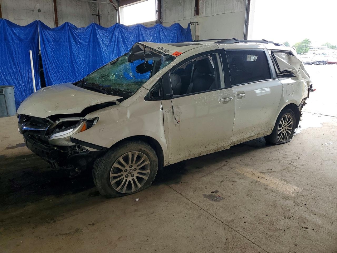 Вид 2020 TOYOTA SIENNA XLE 8-PASSENGER, угол 1
