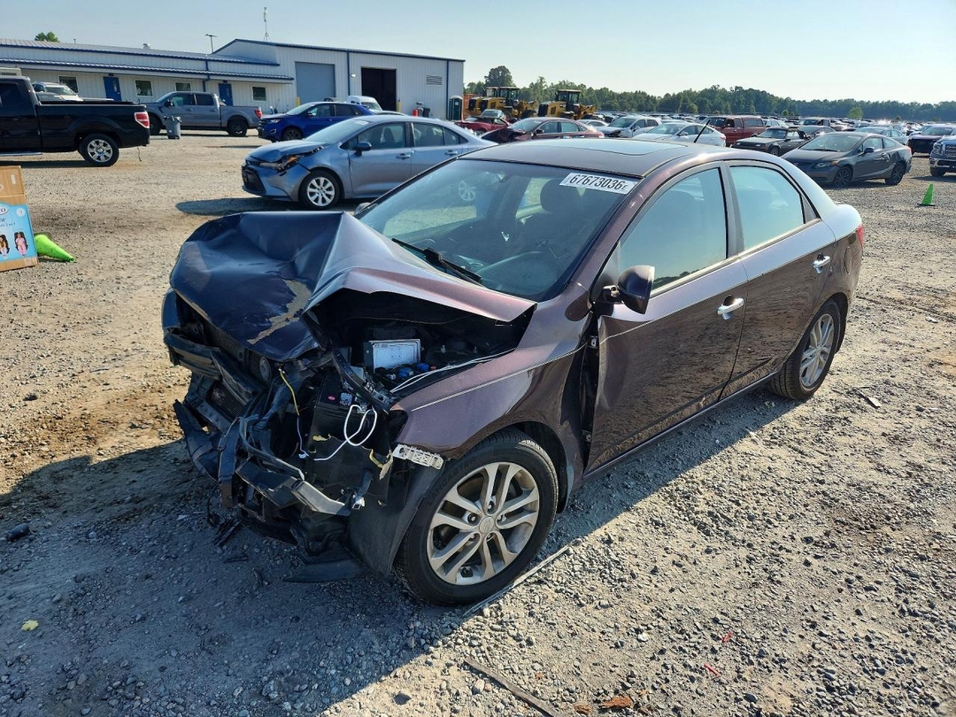 Vue de 2011 KIA FORTE EX, angle 1