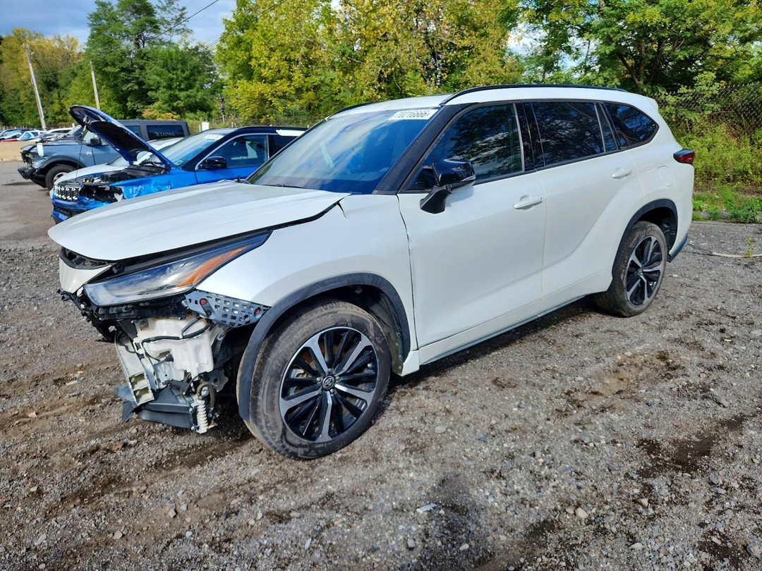 Vue de 2022 TOYOTA HIGHLANDER XSE, angle 1