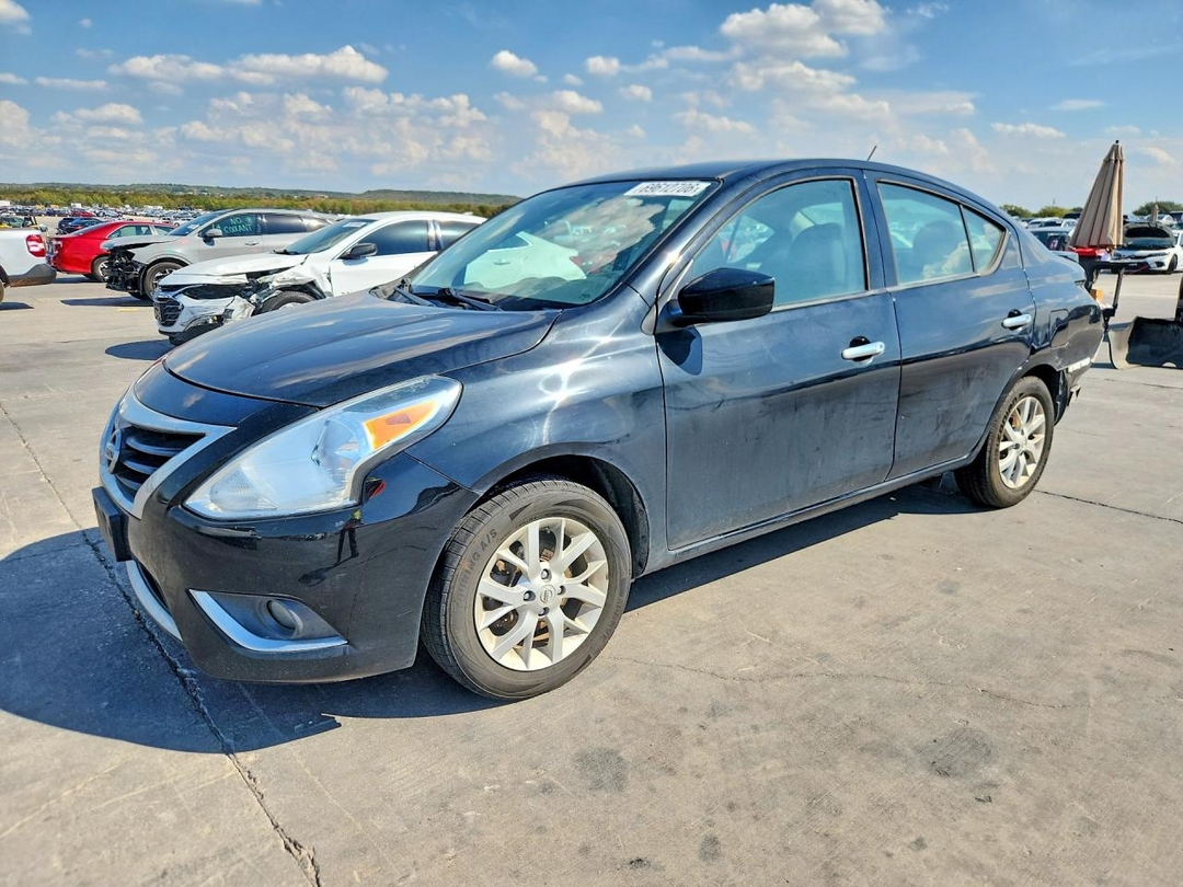 Vue de 2018 NISSAN VERSA SV, angle 1