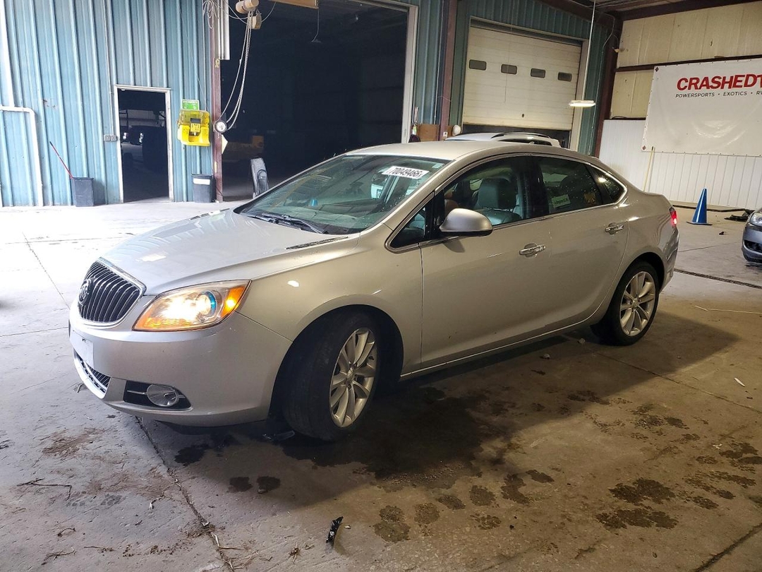 Vue de 2014 BUICK VERANO, angle 1