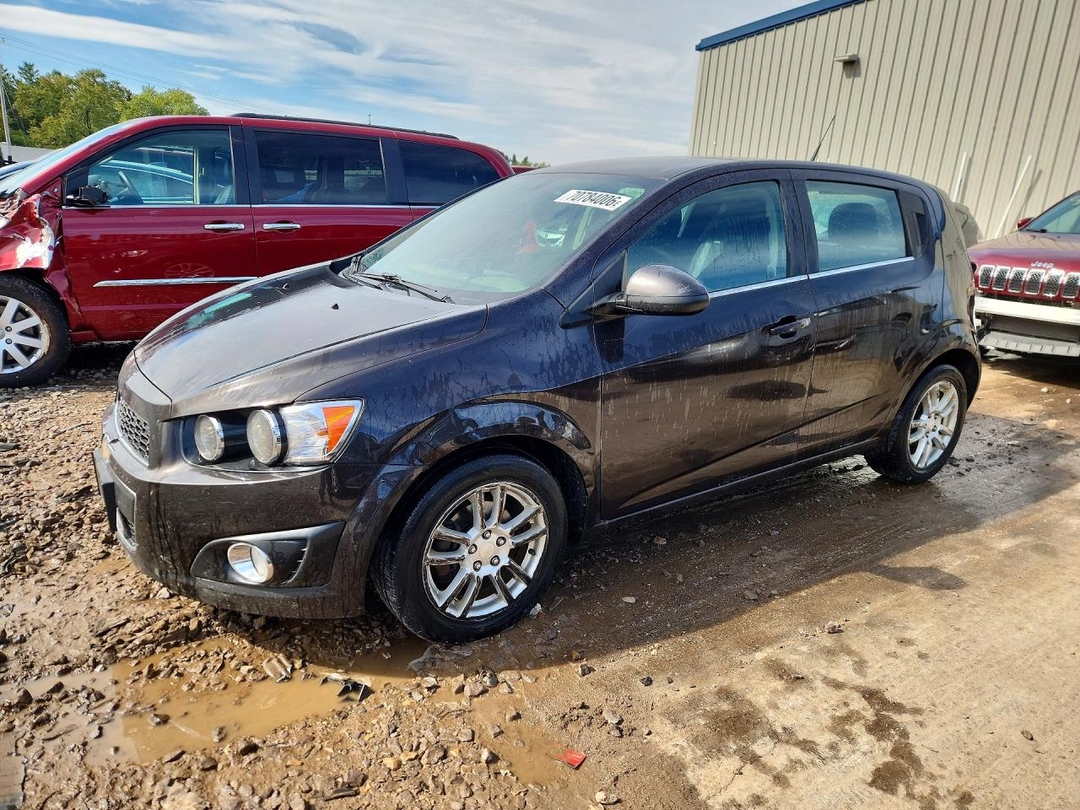 منظر 2014 CHEVROLET SONIC LT، زاوية 1