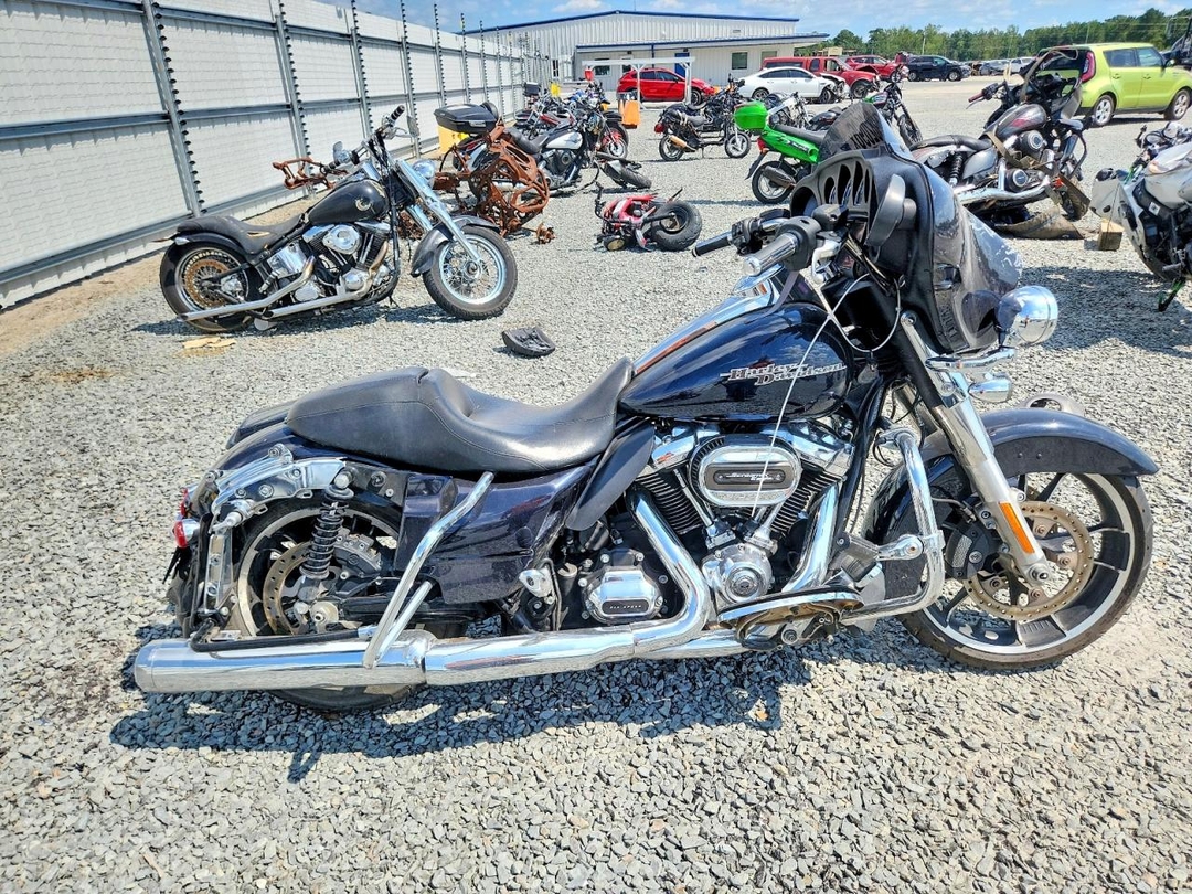 Вид 2019 HARLEY-DAVIDSON FLHX, угол 1
