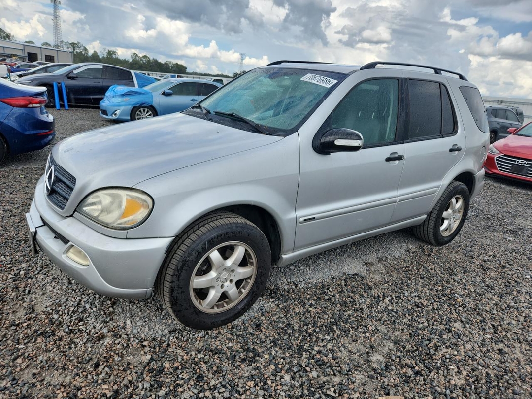 Vue de 2004 MERCEDES-BENZ ML 350, angle 1