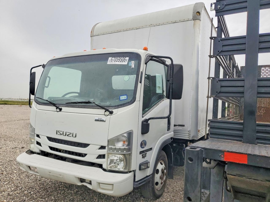 Vue de 2017 ISUZU NPR HD BOX TRUCK, angle 1