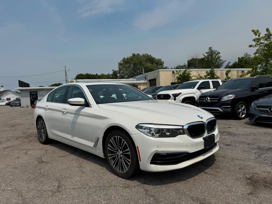Vista de 2020 BMW 530 XI, ángulo 1