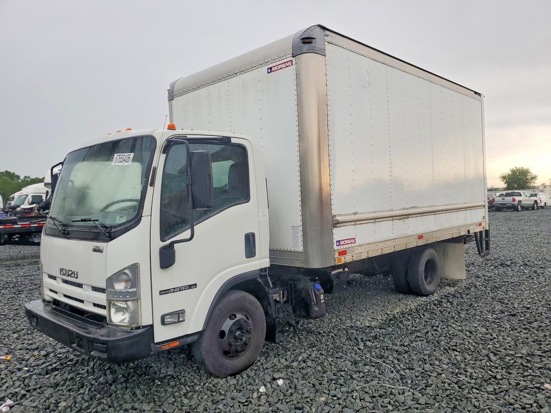Vue de 2014 ISUZU NPR HD BOX TRUCK, angle 1