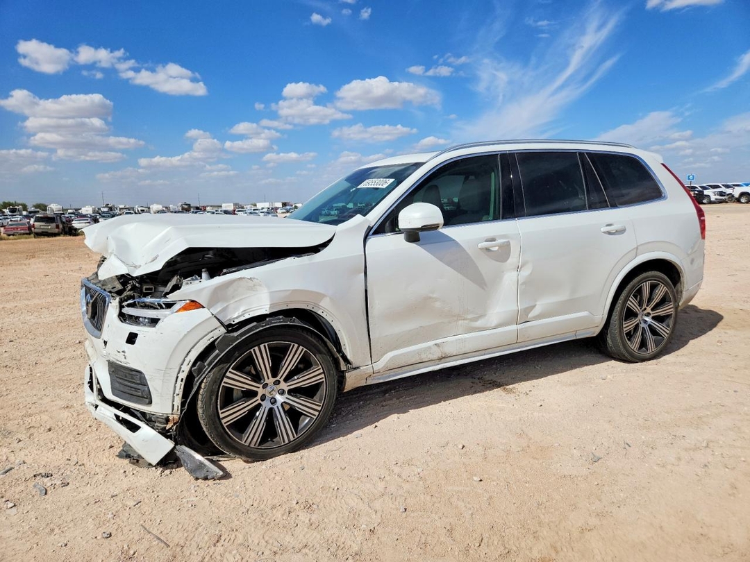 Vue de 2021 VOLVO XC90 T6 MOMENTUM, angle 1