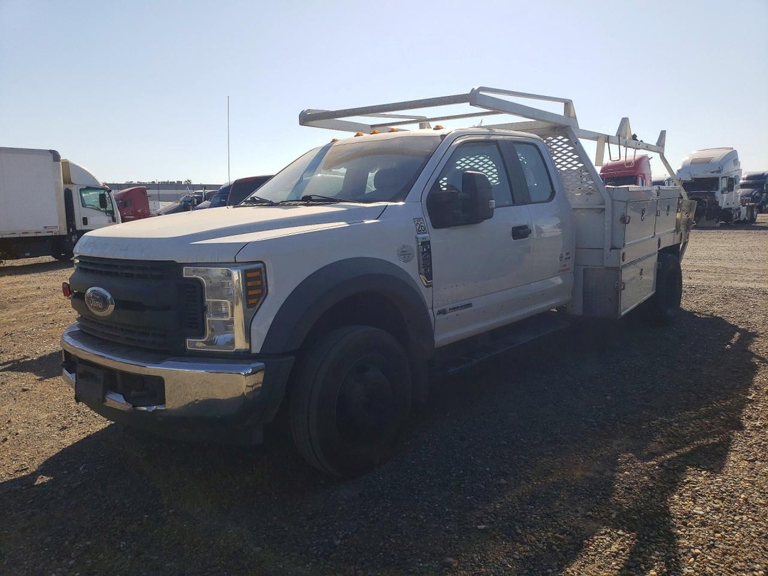 Vue de 2019 FORD F450 SUPER DUTY, angle 1