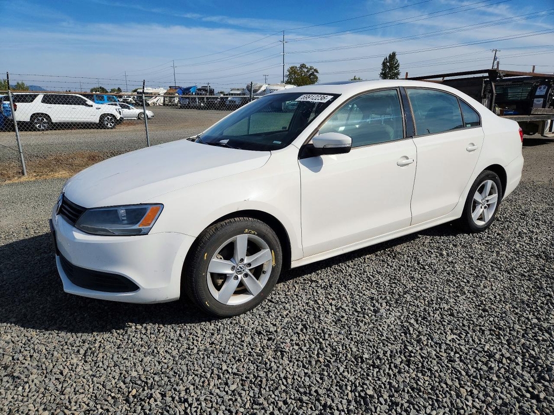 Вид 2011 VOLKSWAGEN JETTA TDI, угол 1