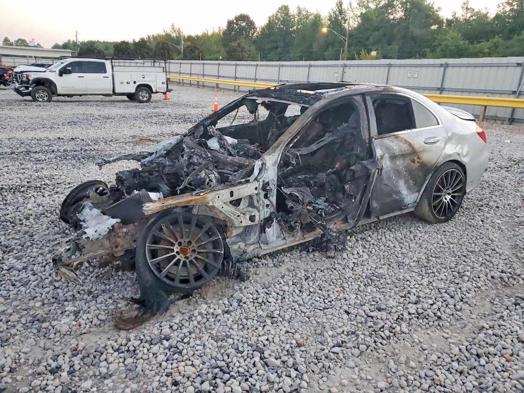 Vue de 2016 MERCEDES-BENZ C 300, angle 1