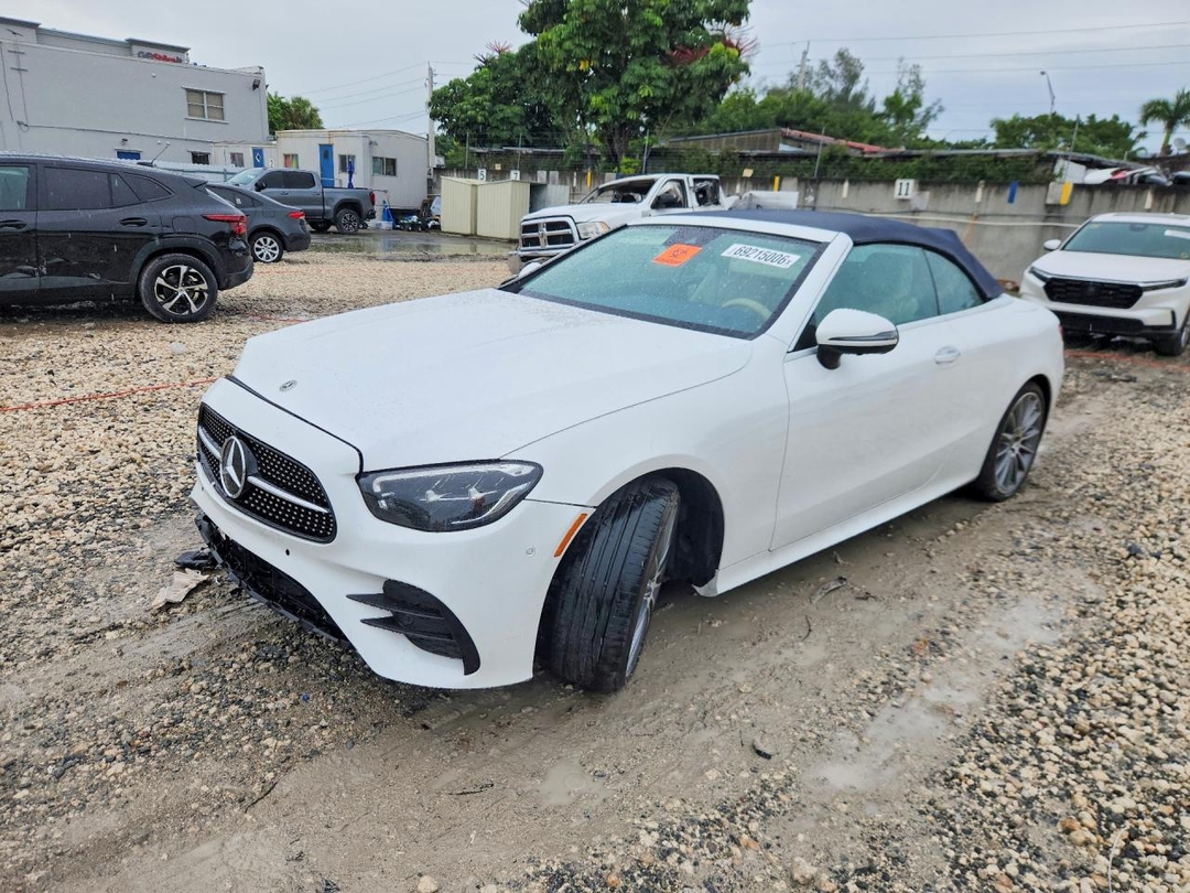 Vue de 2023 MERCEDES-BENZ E 450, angle 1