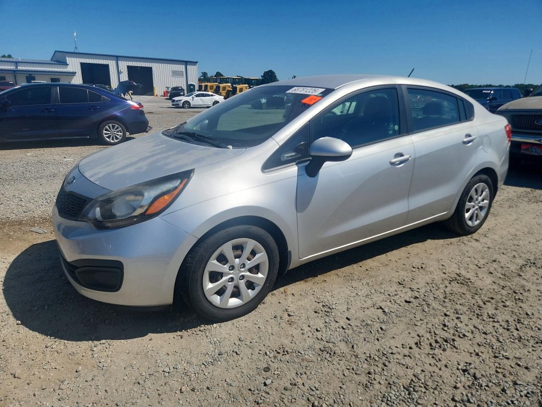 Vue de 2015 KIA RIO LX, angle 1