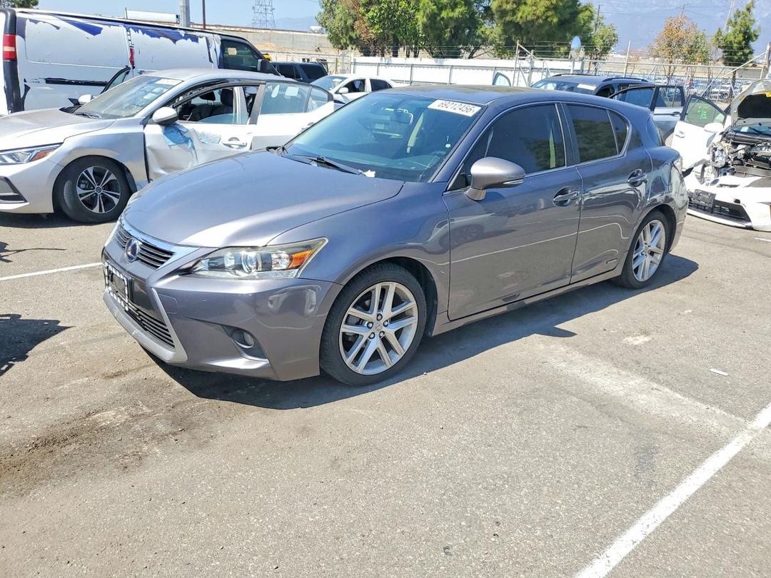 Vue de 2014 LEXUS CT 200, angle 1