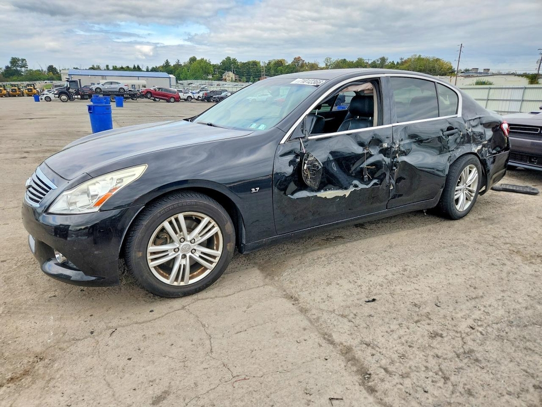Вид 2015 INFINITI Q40 BASE, угол 1