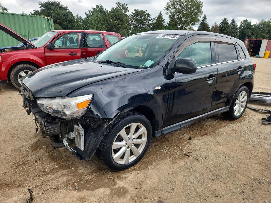 منظر 2015 MITSUBISHI OUTLANDER SPORT SE، زاوية 1