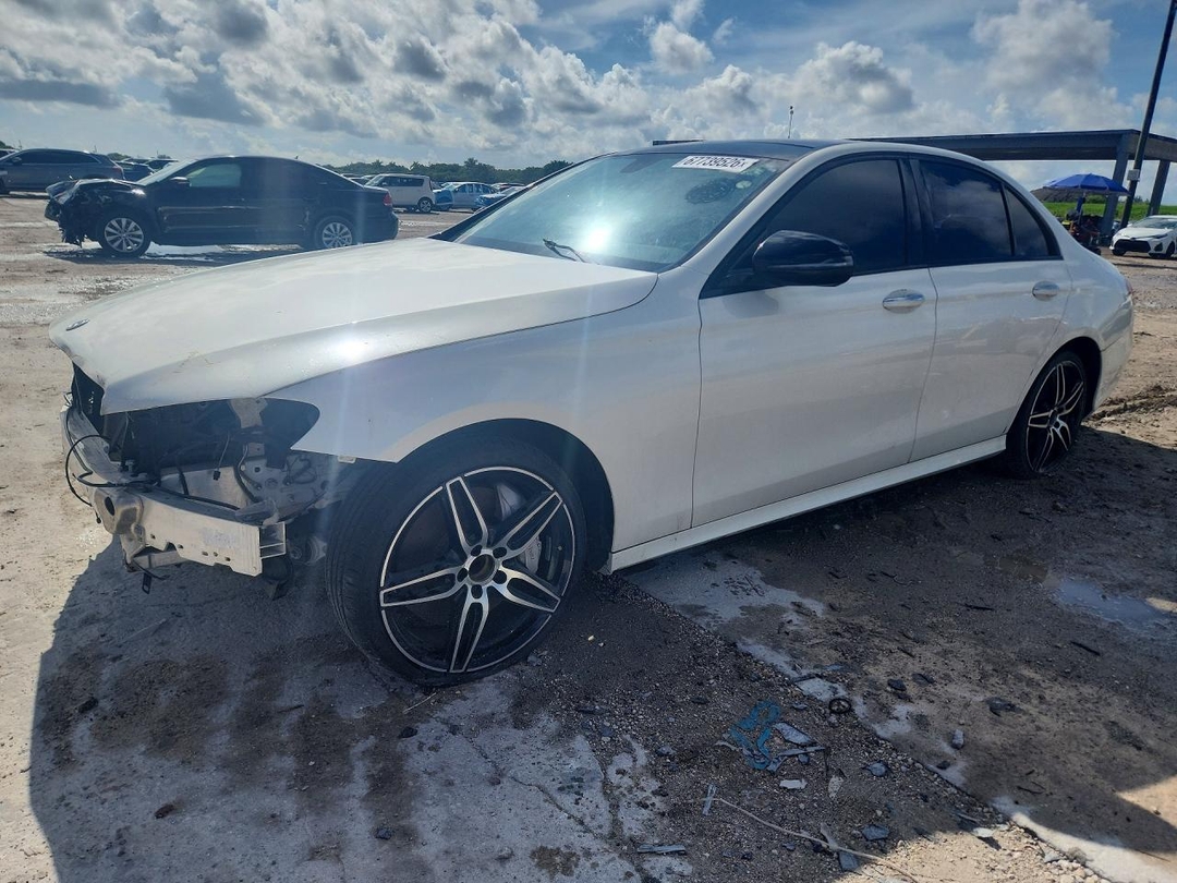 Vue de 2020 MERCEDES-BENZ E 350, angle 1