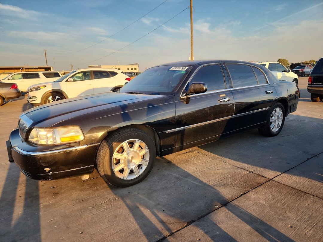 Vue de 2010 LINCOLN TOWN CAR EXECUTIVE L, angle 1
