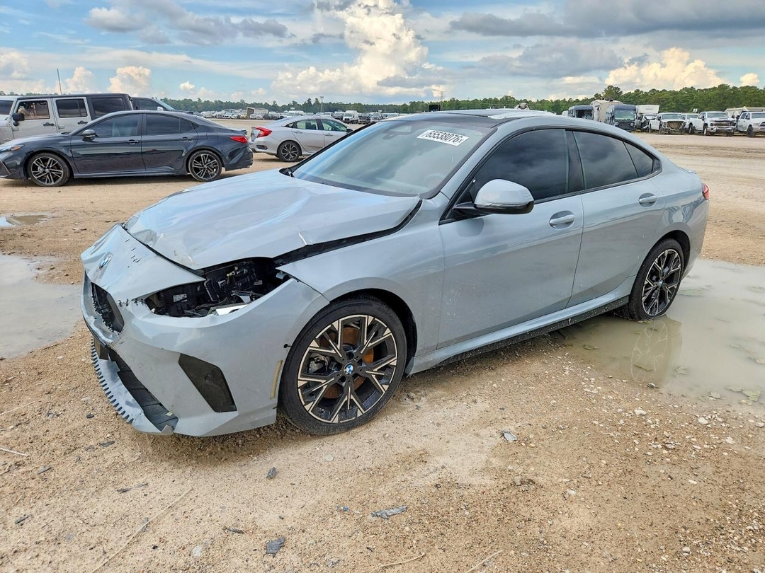 Vue de 2025 BMW 228XI, angle 1