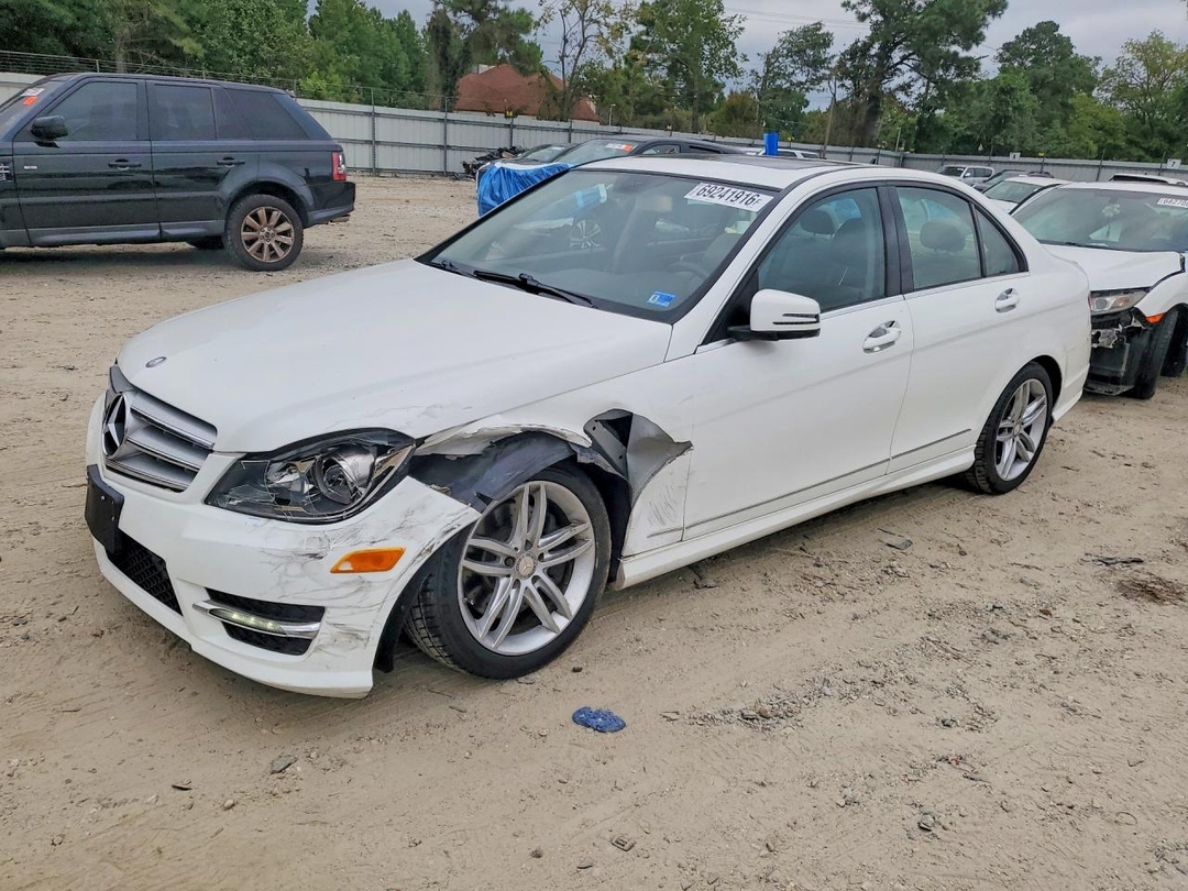Vue de 2013 MERCEDES-BENZ C 300 4MATIC, angle 1