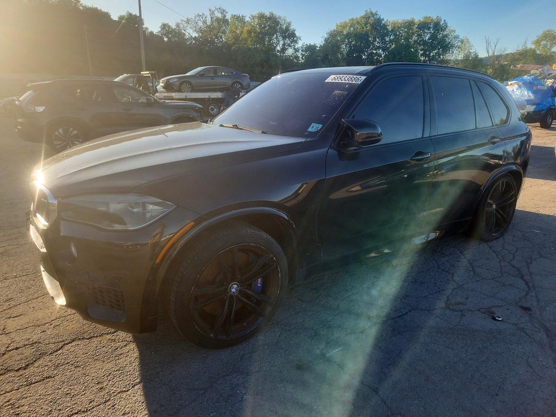 Vue de 2018 BMW X5 M, angle 1
