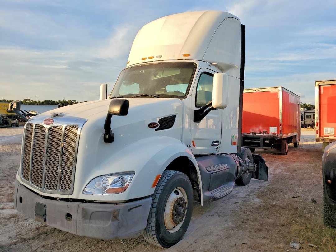 منظر 2016 PETERBILT 579 SEMI TRUCK، زاوية 1
