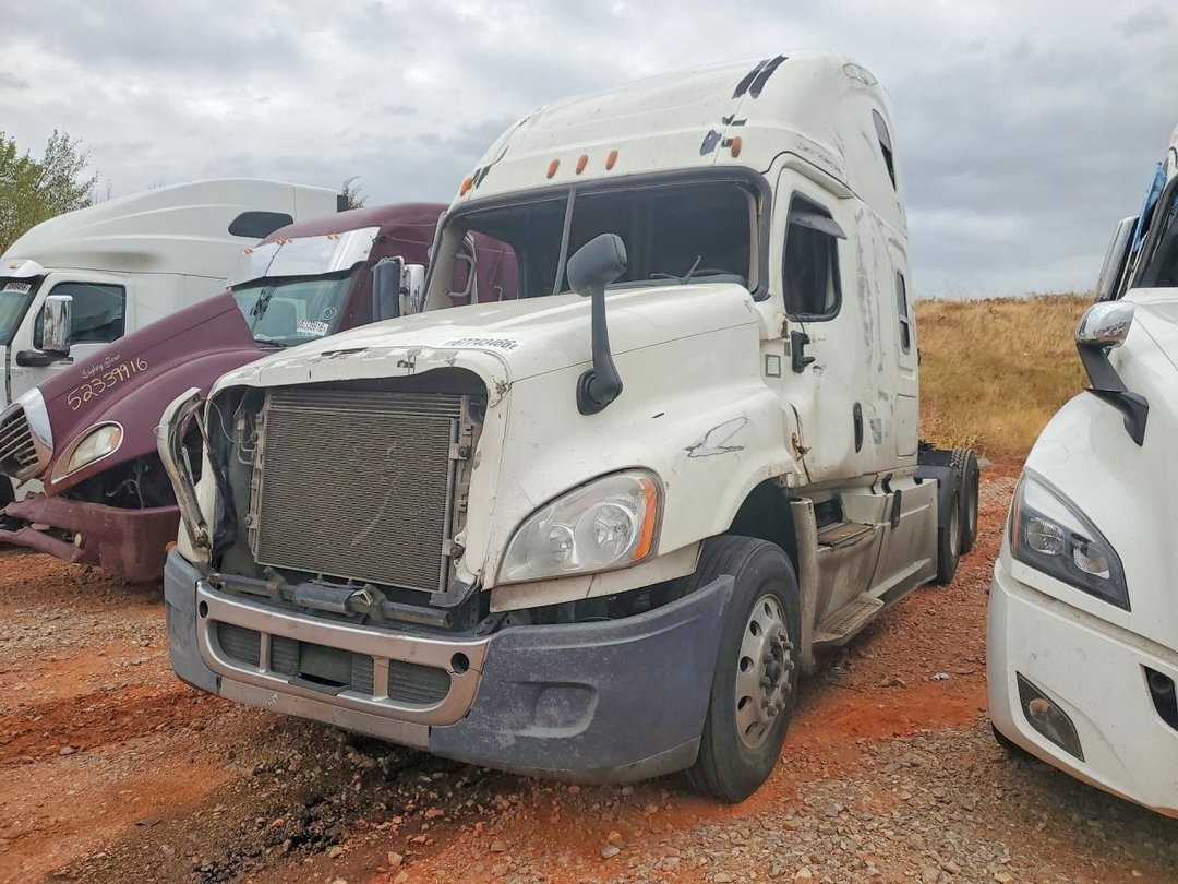 Vista de 2014 FREIGHTLINER CASCADIA SEMI TRUCK, ángulo 1