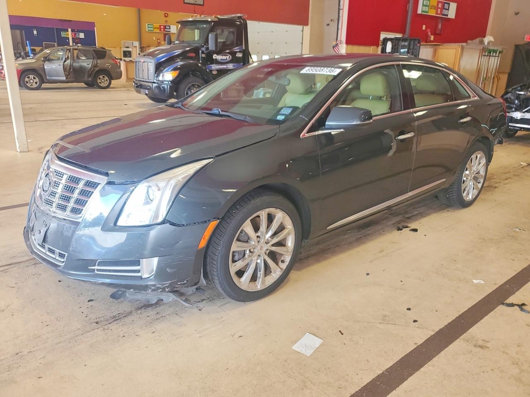 Vue de 2013 CADILLAC XTS LUXURY COLLECTION, angle 1